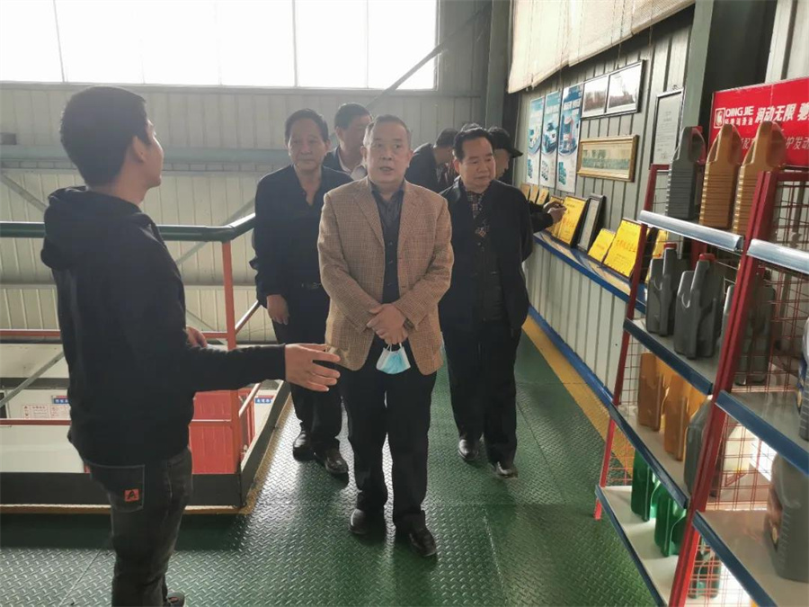 原济南军区郑州企业管理局老首长一行到轻捷润滑科技参观指导